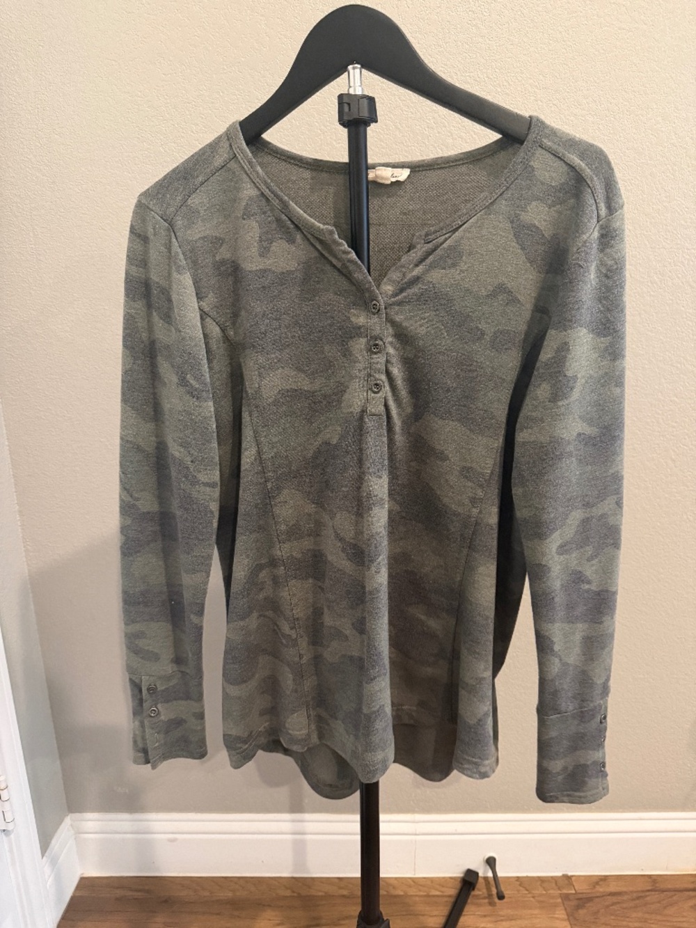 Jane And Delancey Women's Camo henley style shirt size medium
